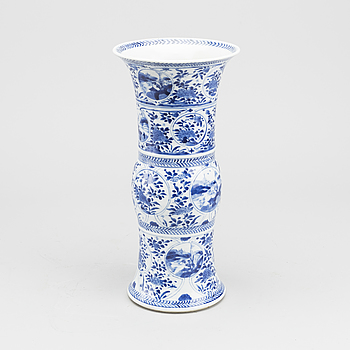 LATE QING CHINESE VASE.