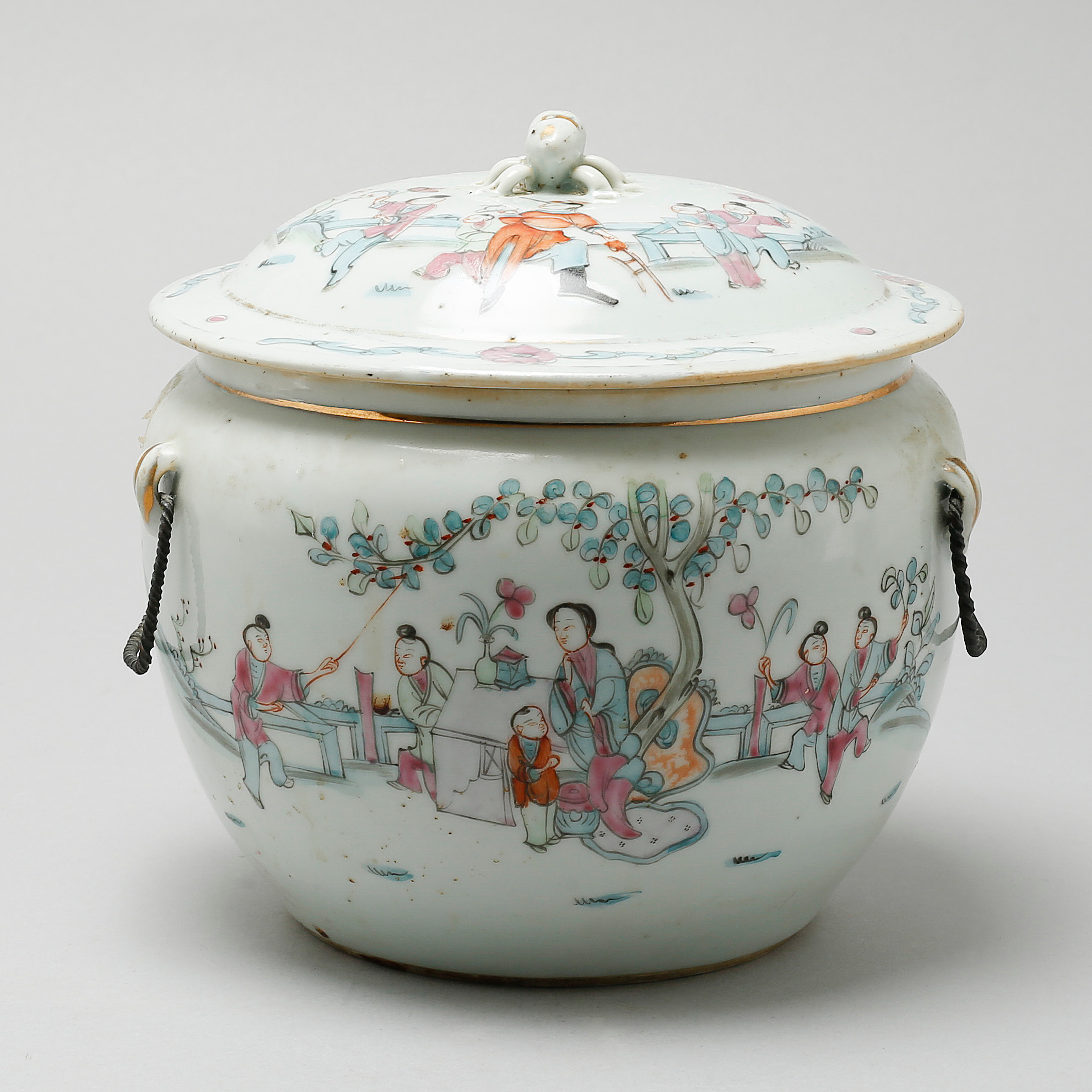 A Chinese porcelain terrine with lid, around the year 1900. Bukowskis