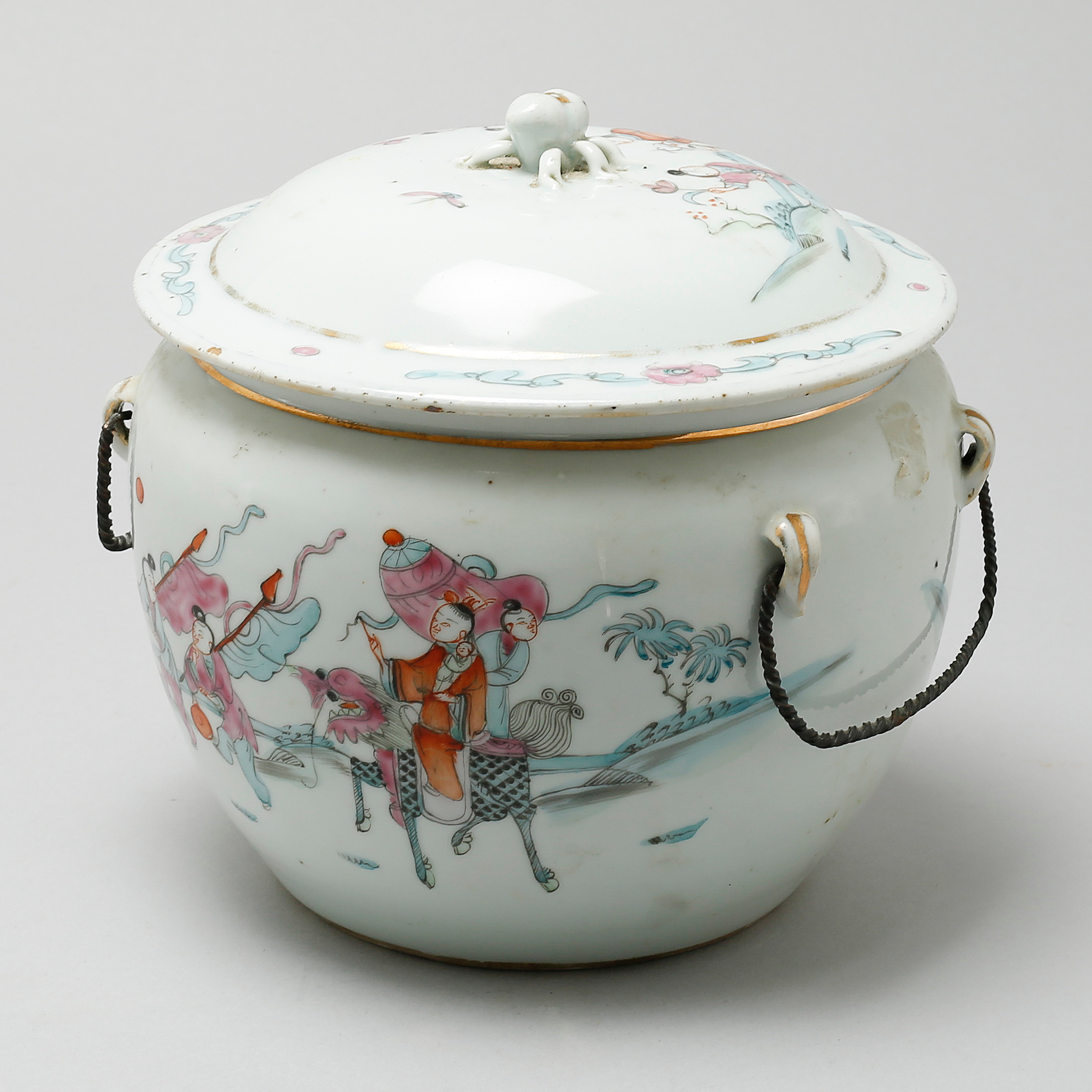 A Chinese porcelain terrine with lid, around the year 1900. Bukowskis