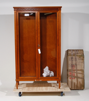 94463. VITRINSKÅP, gustaviansk stil, 1900-talets andra hälft.