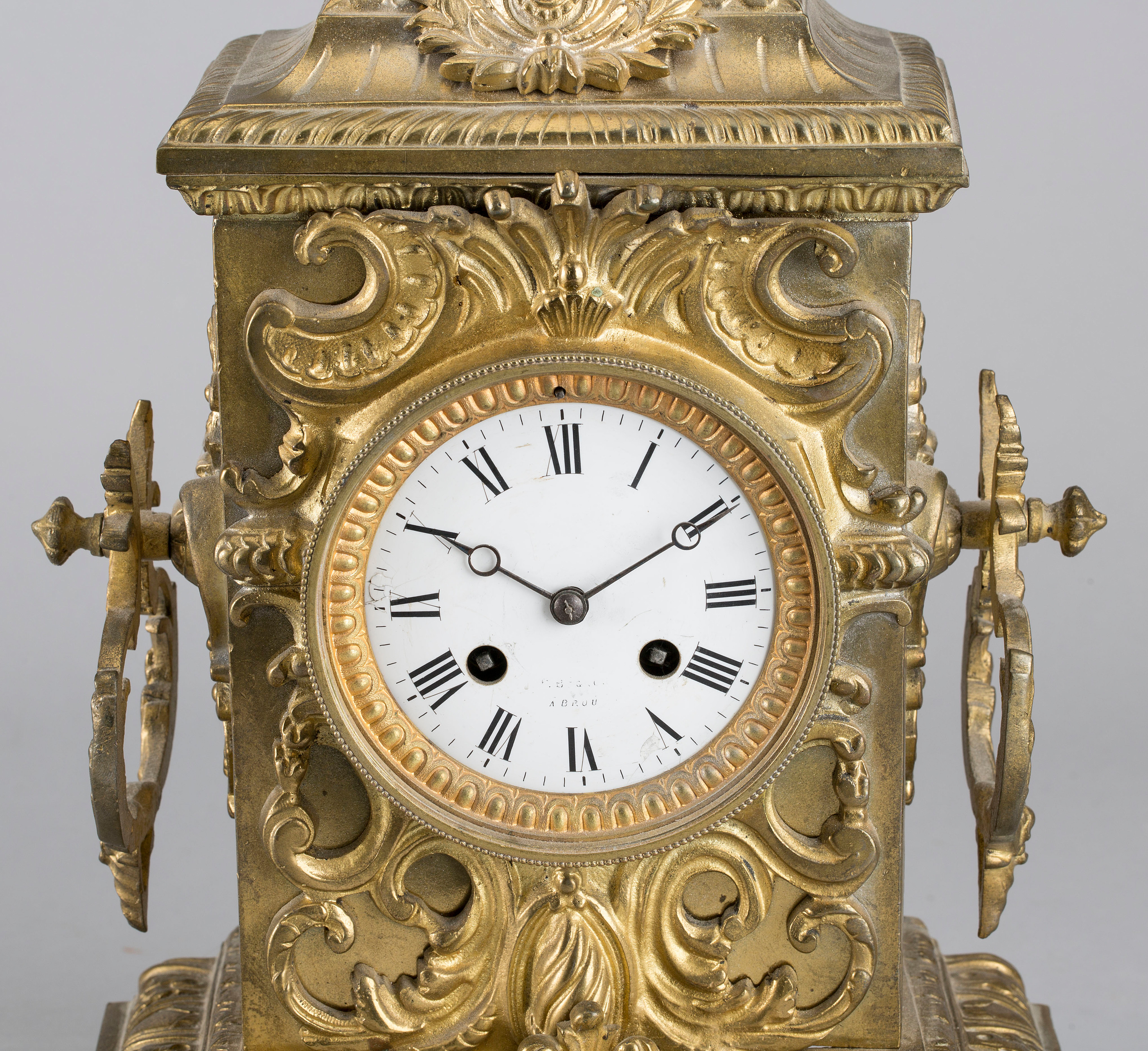 A BRASS MANTEL CLOCK FROM CA 1900. Bukowskis