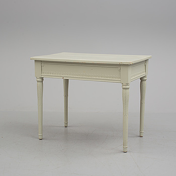 A neoclassical table from around year 1900.