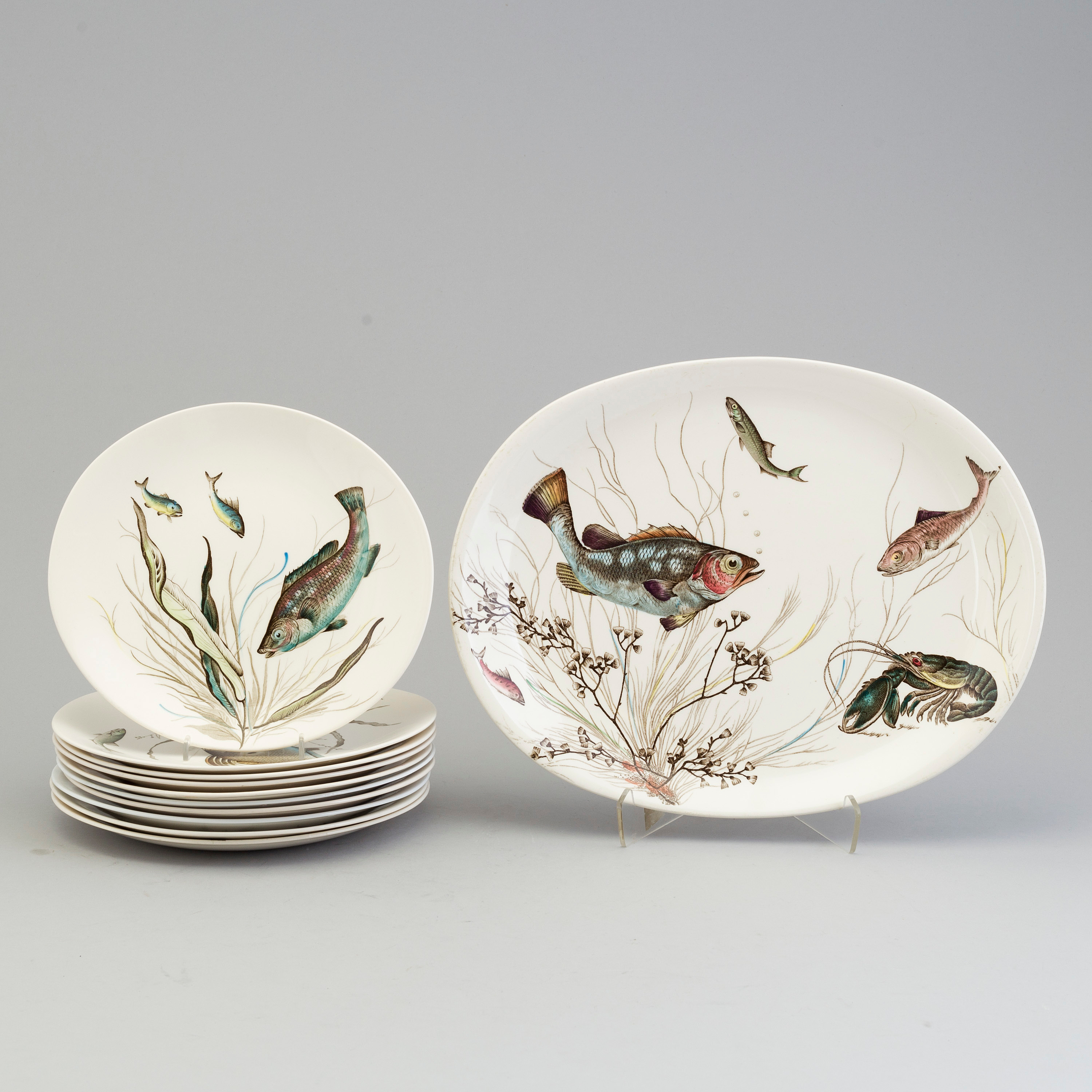 FISKTALLRIKAR, "Fish", 10 st, samt ett stort uppläggningsfat, flintgods