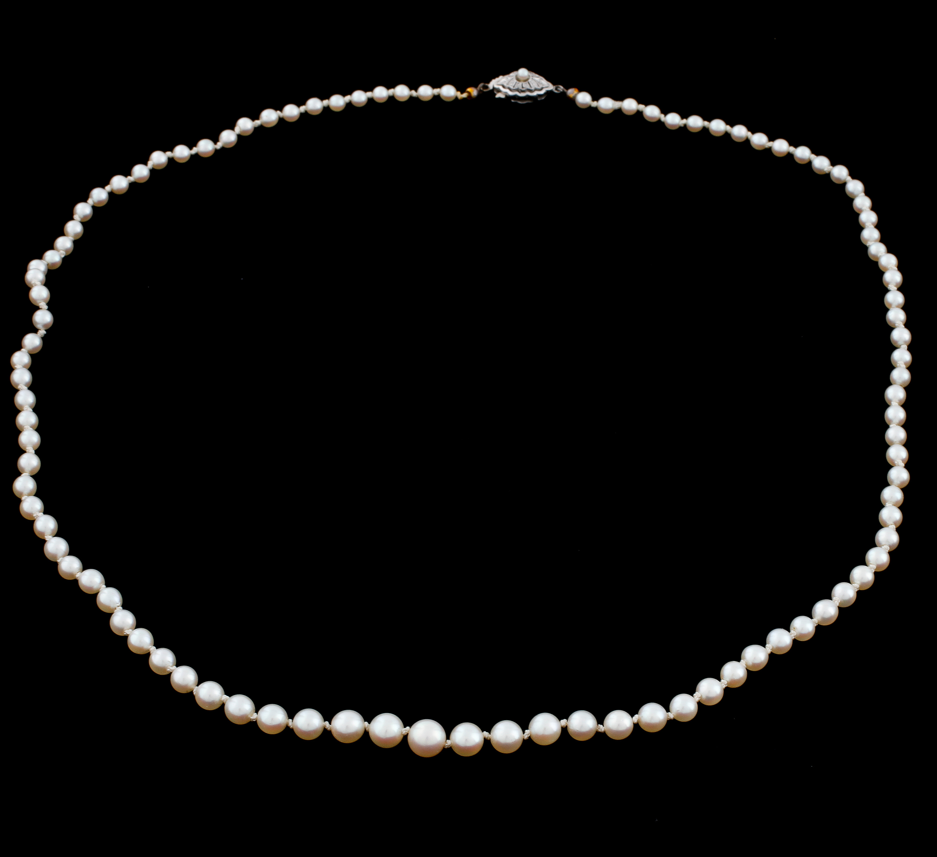 A cultured pearl necklace, with swedish import mark. Bukowskis