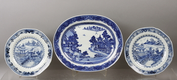 95811. FAT SAMT TALLRIKAR, ett par, porslin. Kina sent 1700- till tidigt 1800-tal.