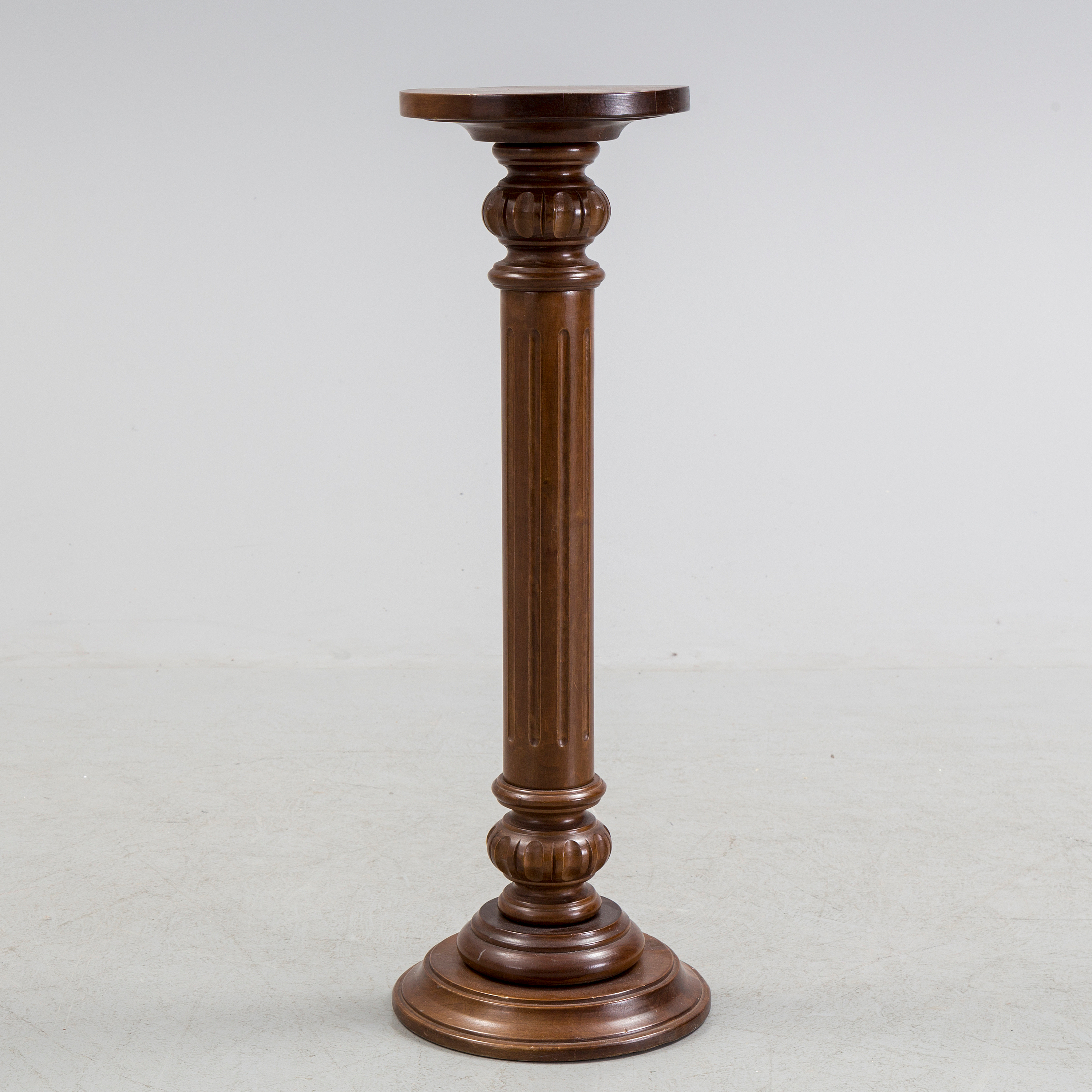 A 20th century walnut pedestal. Bukowskis