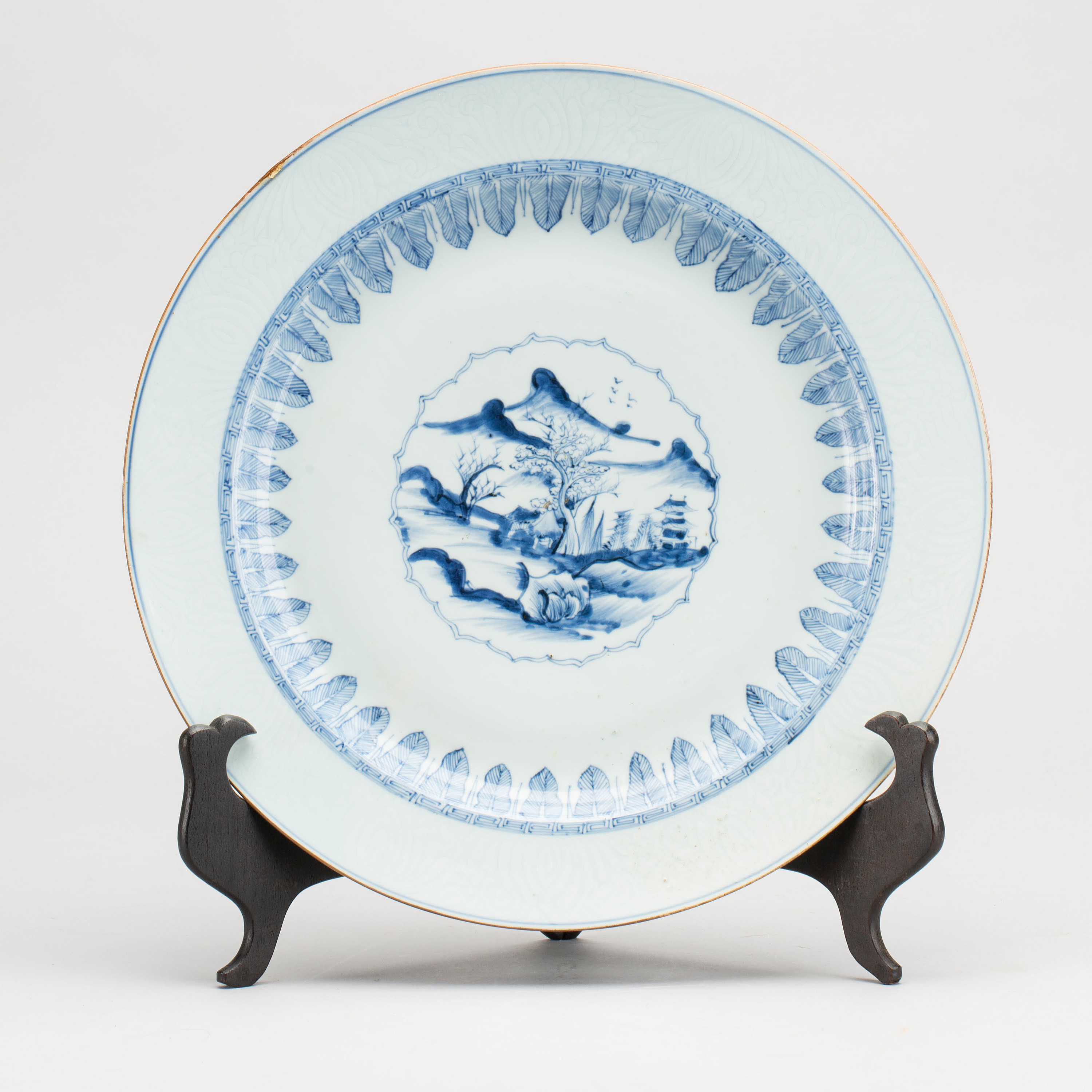 A CHINESE PORCELAIN PLATE KANGXI QING DYNASTY, EARLY 18TH CENTURY. Bukowskis