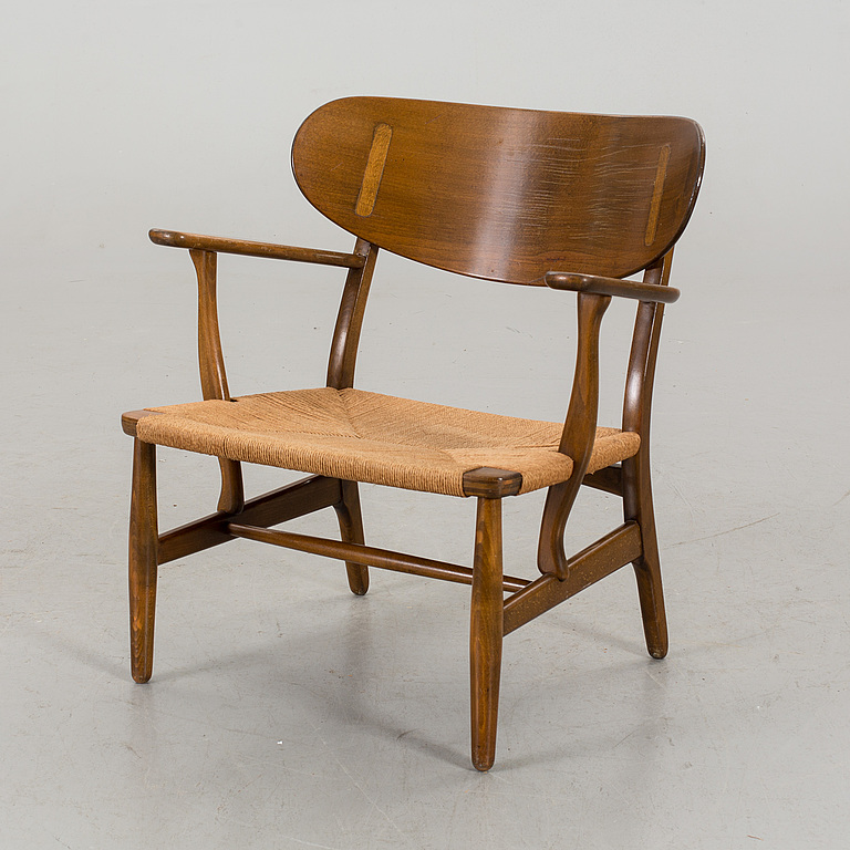 HANS J WEGNER, a CH 22 lounge chair. Bukowskis