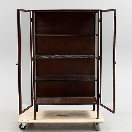 A modern metal and glass vitrine. - Bukowskis