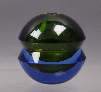 96911. VAS, glas. Erika Lagerbielke, Orrefors, sign 915 samt egenhändig signatur.