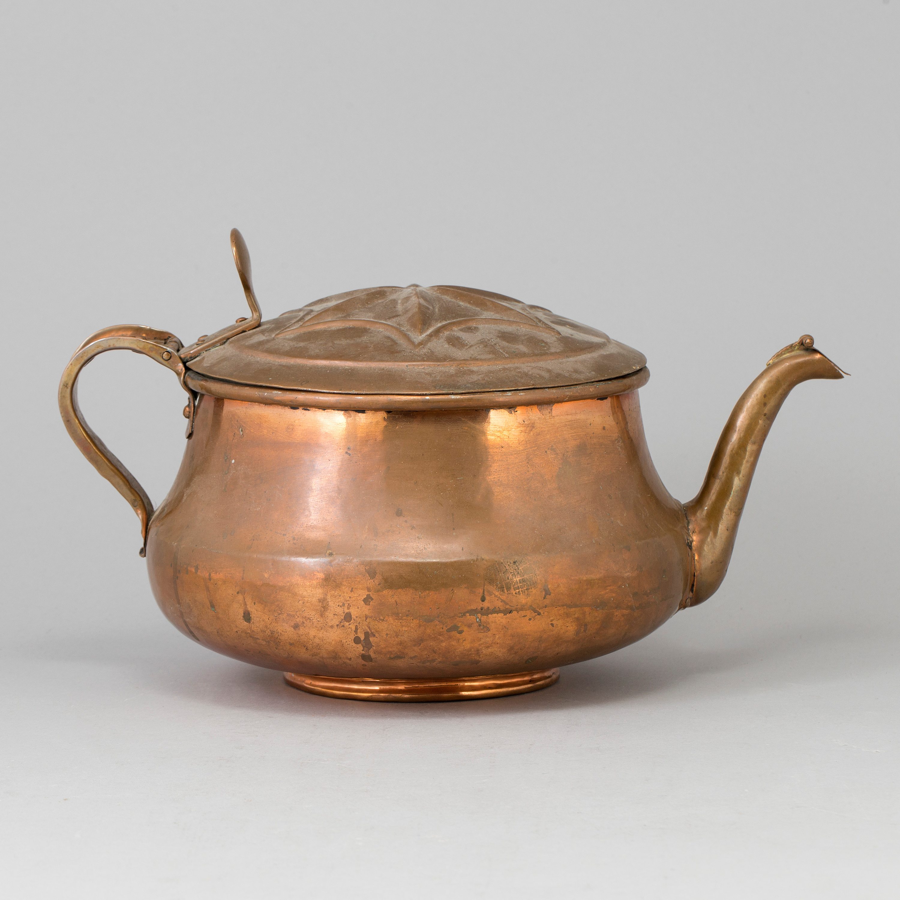 A LARGE COPPER KETTLE, 18th/19th century. Bukowskis