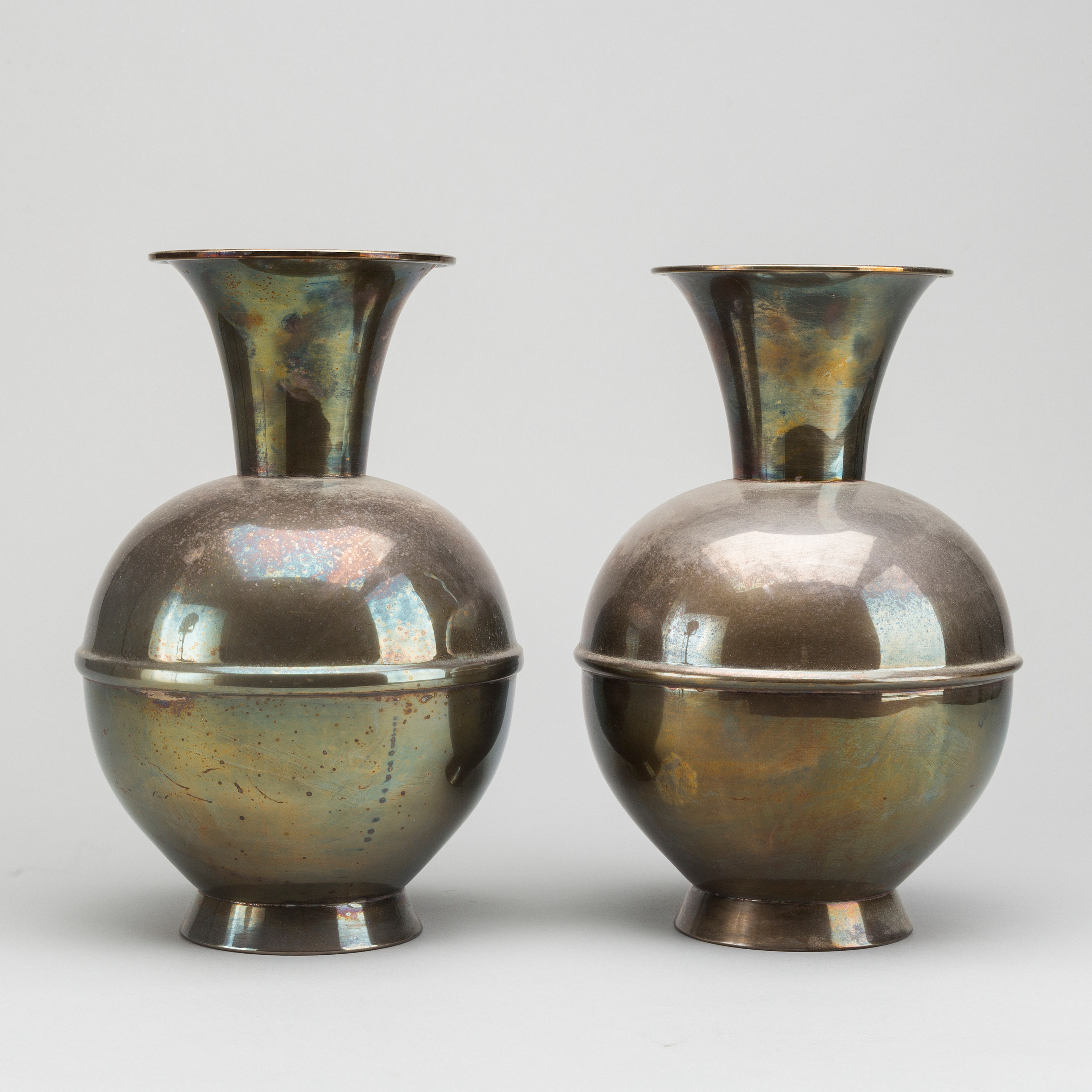 A pair of EPNS vases, early 1900's. Bukowskis