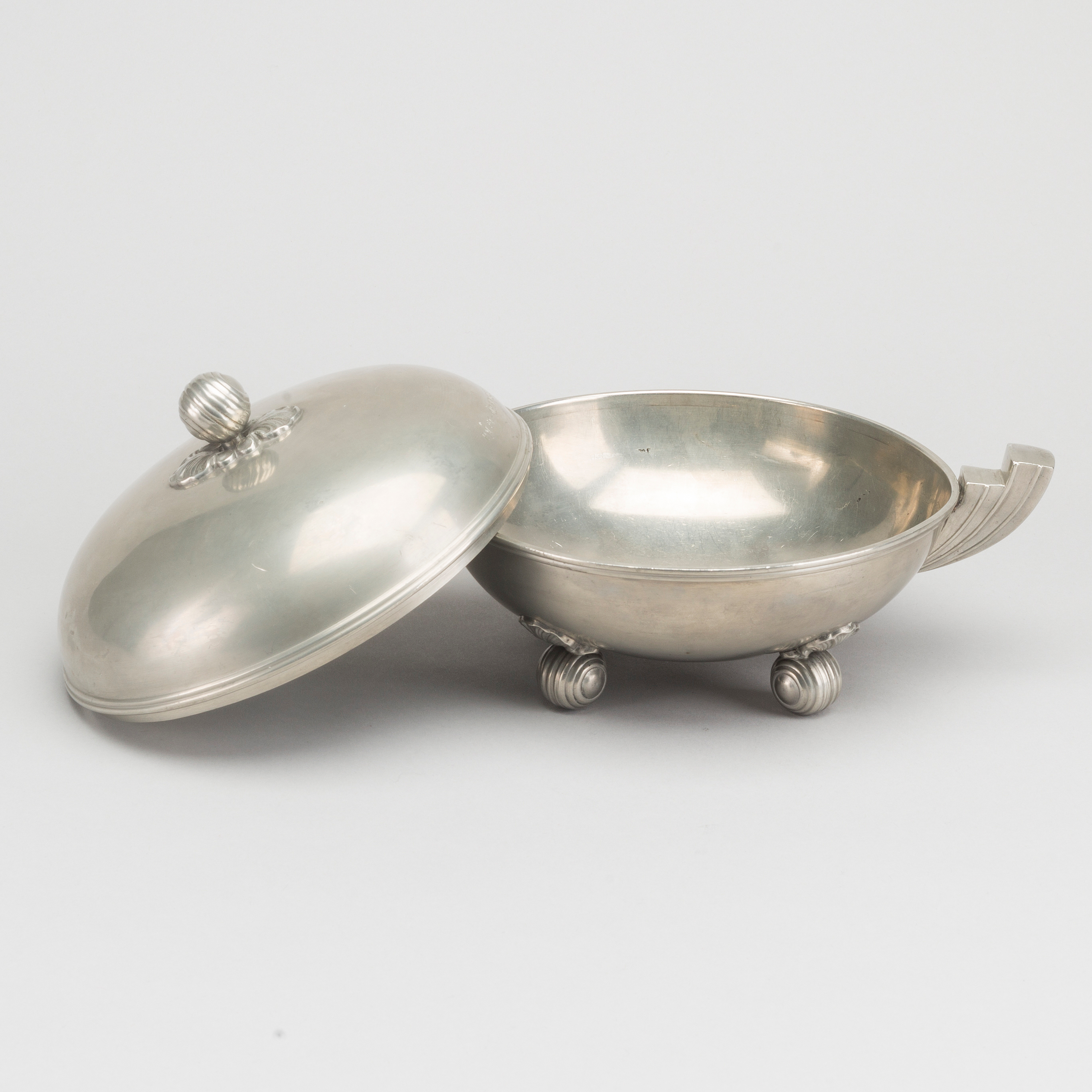 A Swedish pewter tureen from GAB 1934. Bukowskis