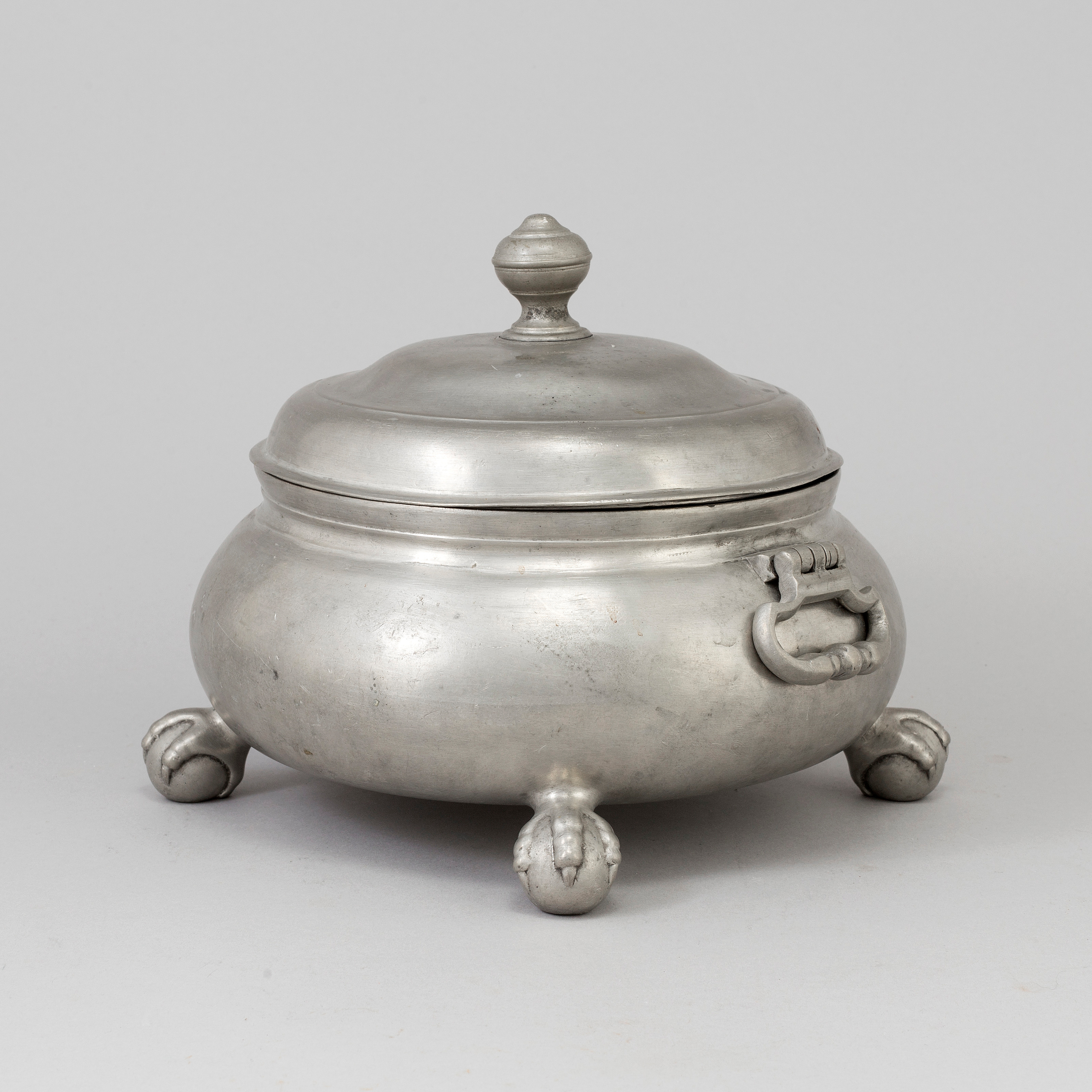 A pewter tureen by Carl Bröske, Stockholm, early 19th century. Bukowskis
