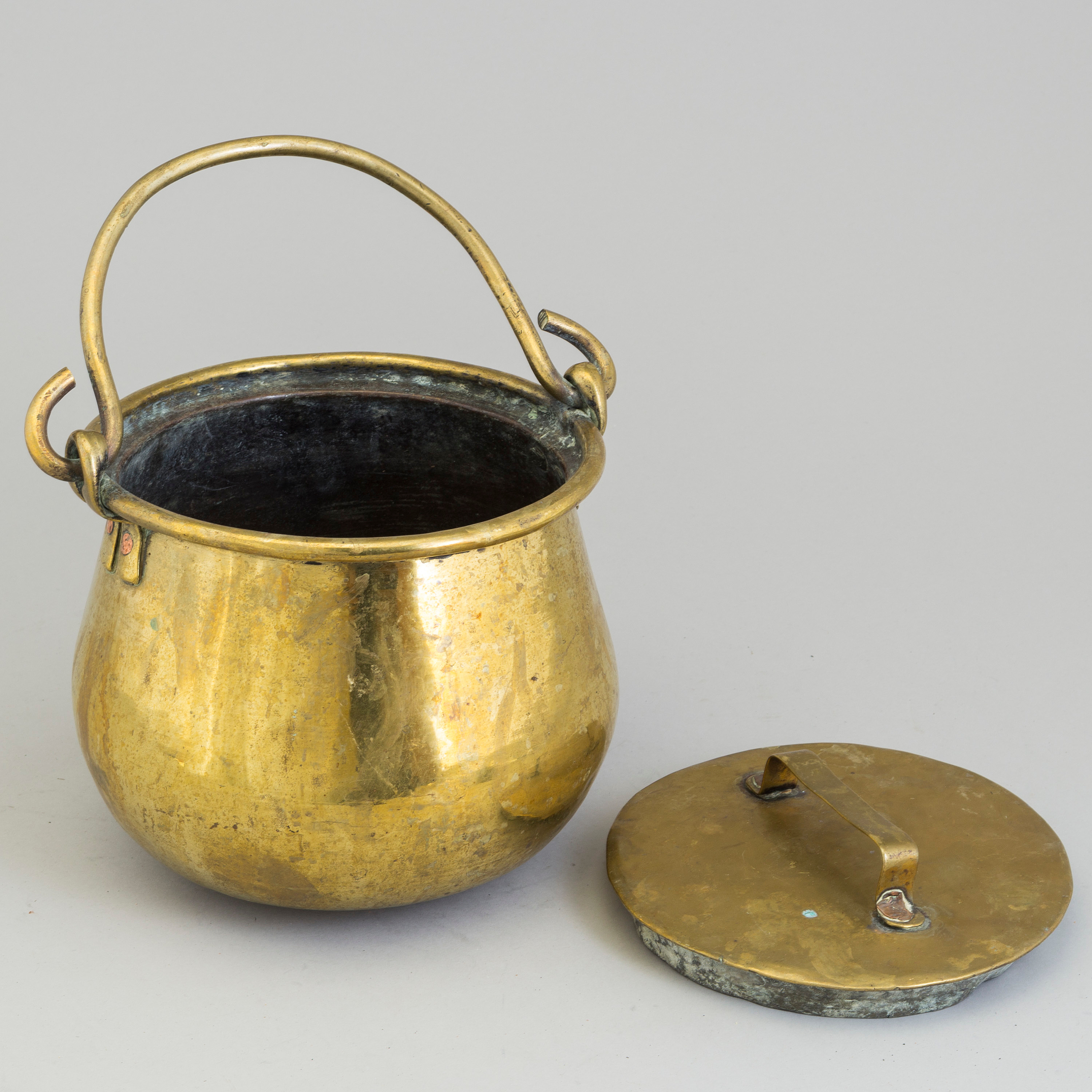 AN 18TH CENTURY BRASS CAULDRON. Bukowskis