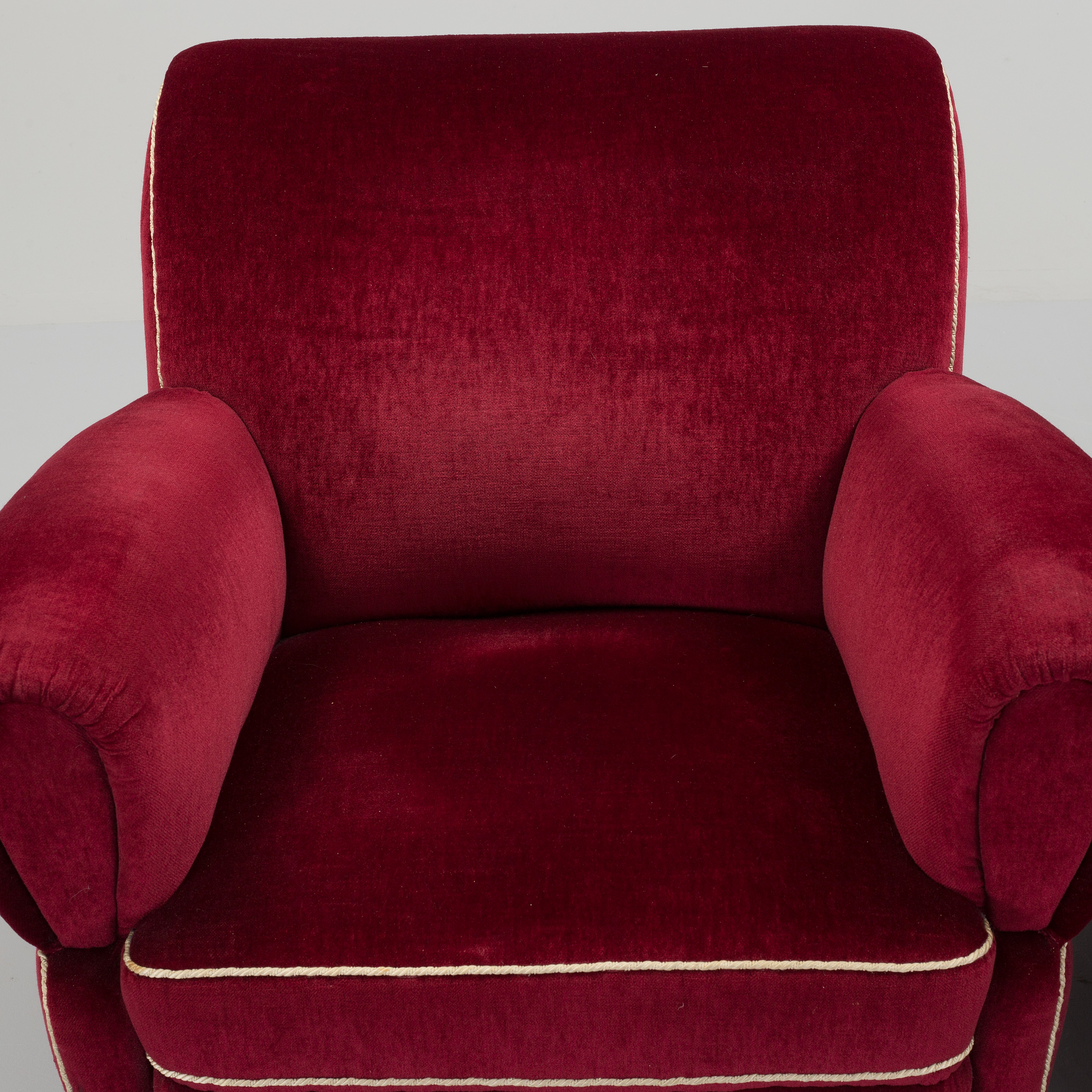 A pair of 1940s easy chairs. Bukowskis