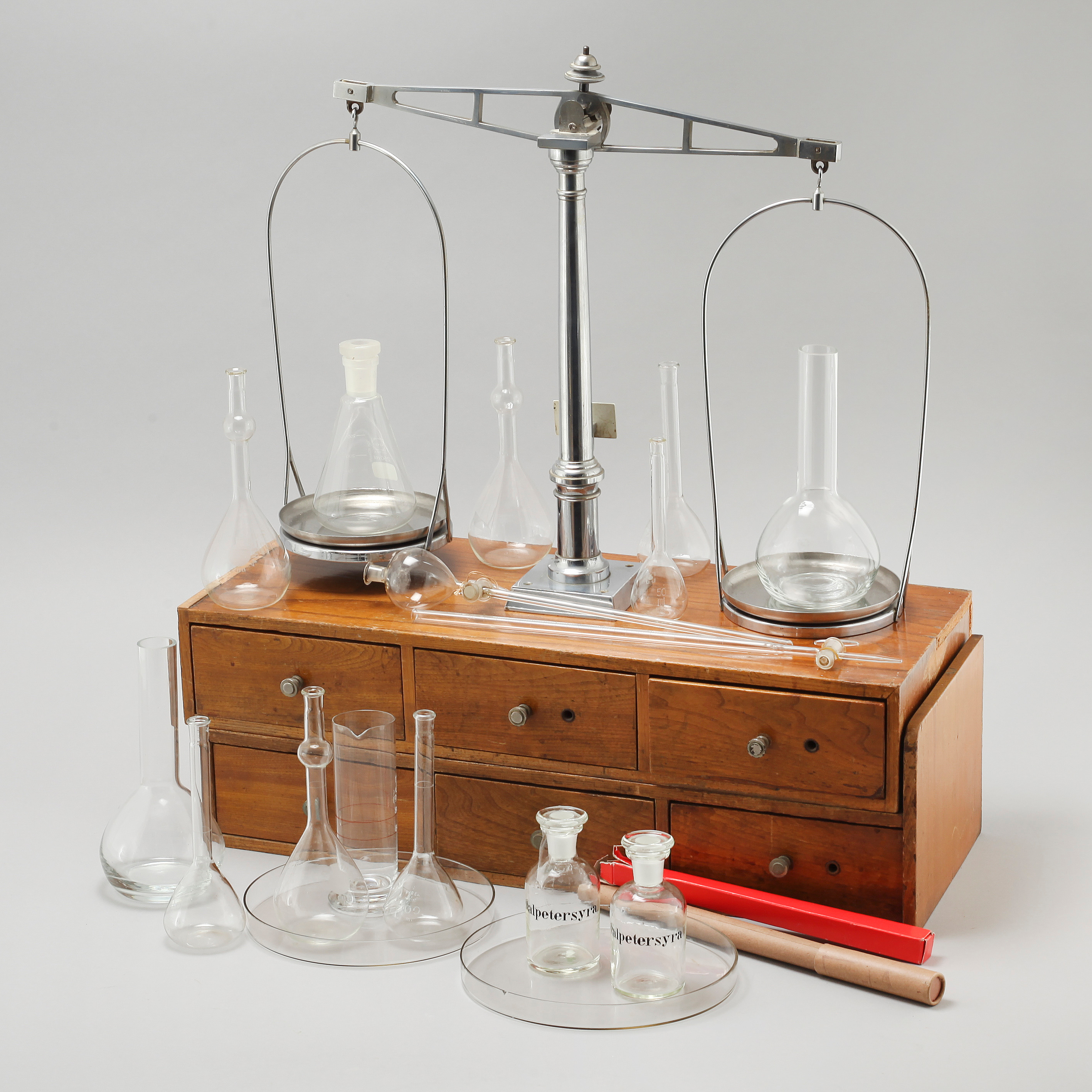 22 parts of laboratory equipment from the 20th century. Bukowskis
