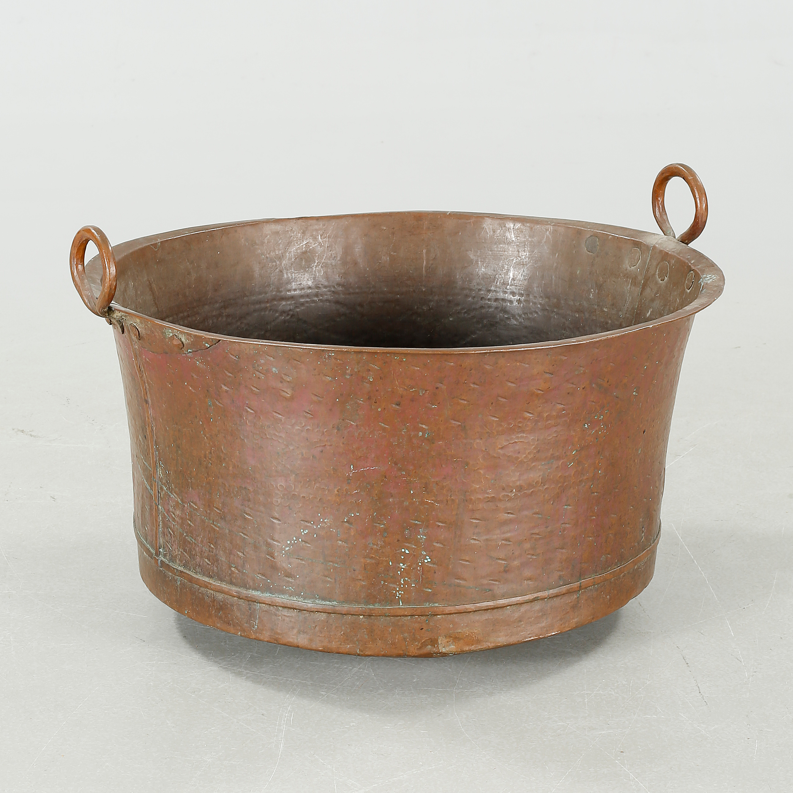 A copper wash tub, 19th century. Bukowskis