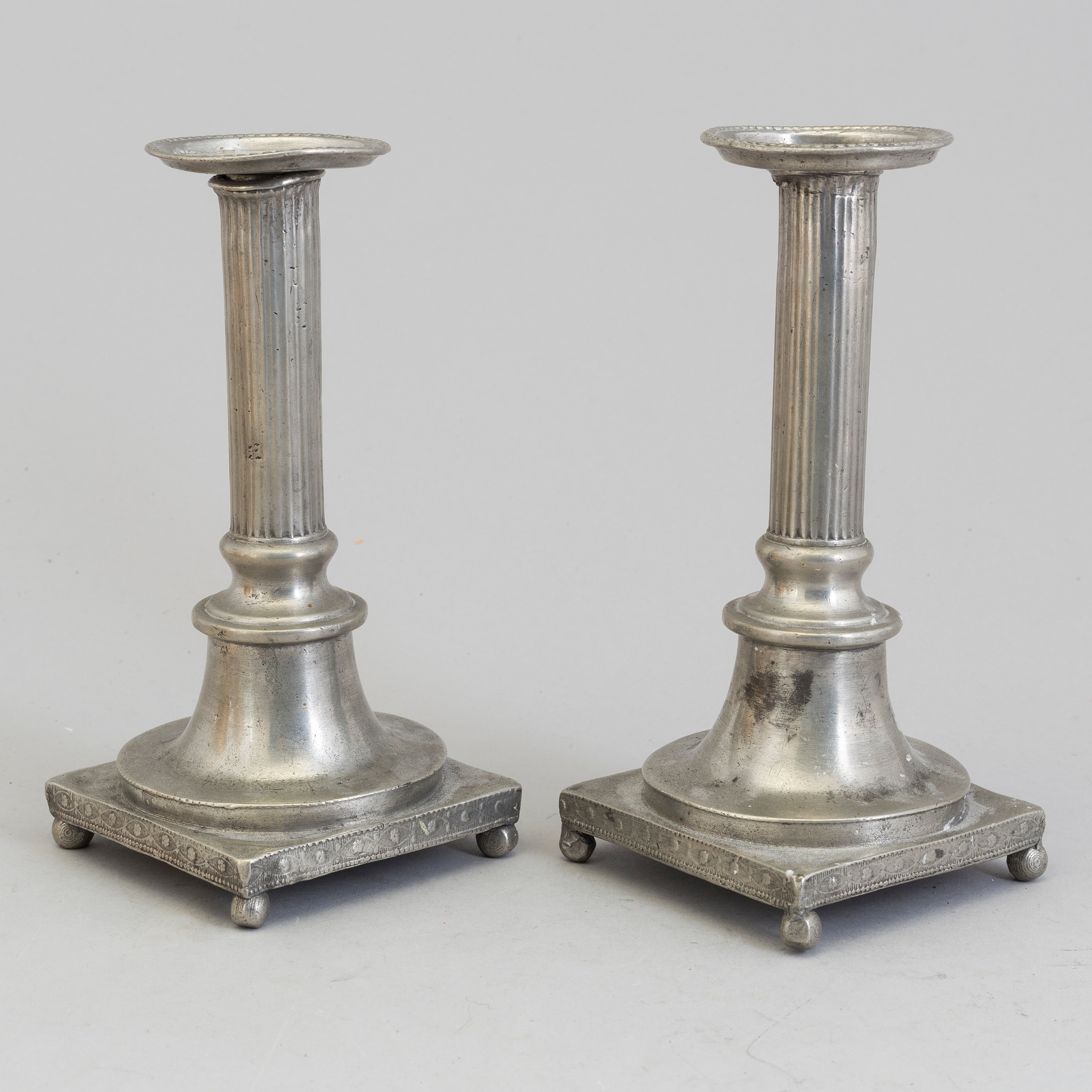A pair of 18th century peuter candles. Bukowskis