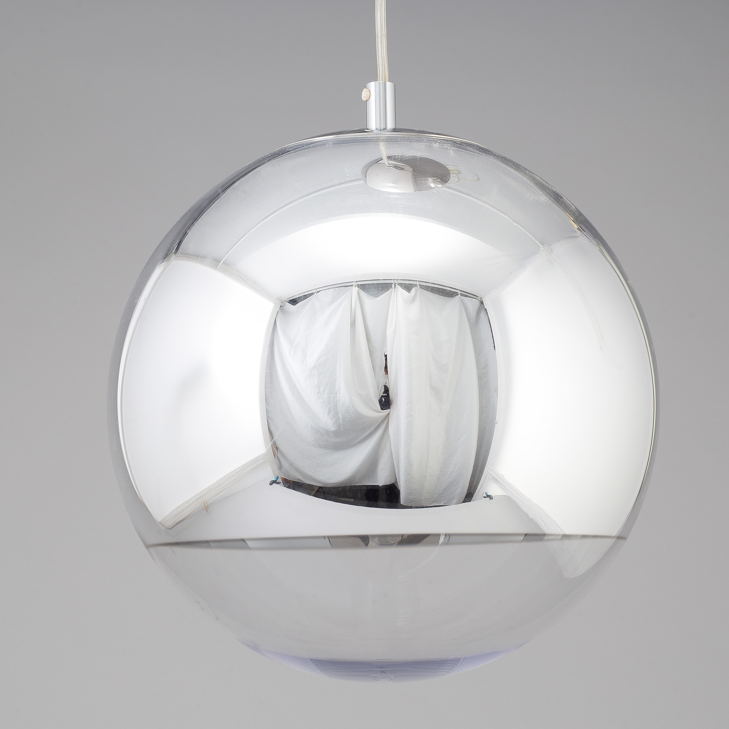 A mirror ball pendant light by Tom Dixon. Bukowskis