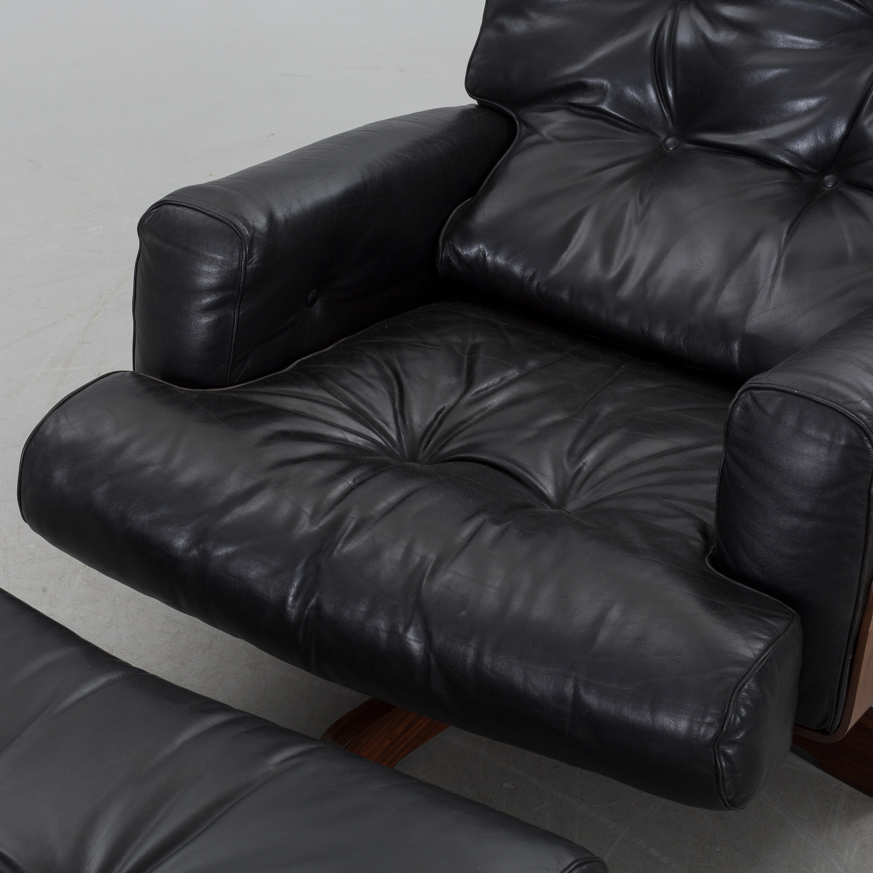 A CINOVA LOUNGE CHAIR WITH FOOTSTOOL. Bukowskis