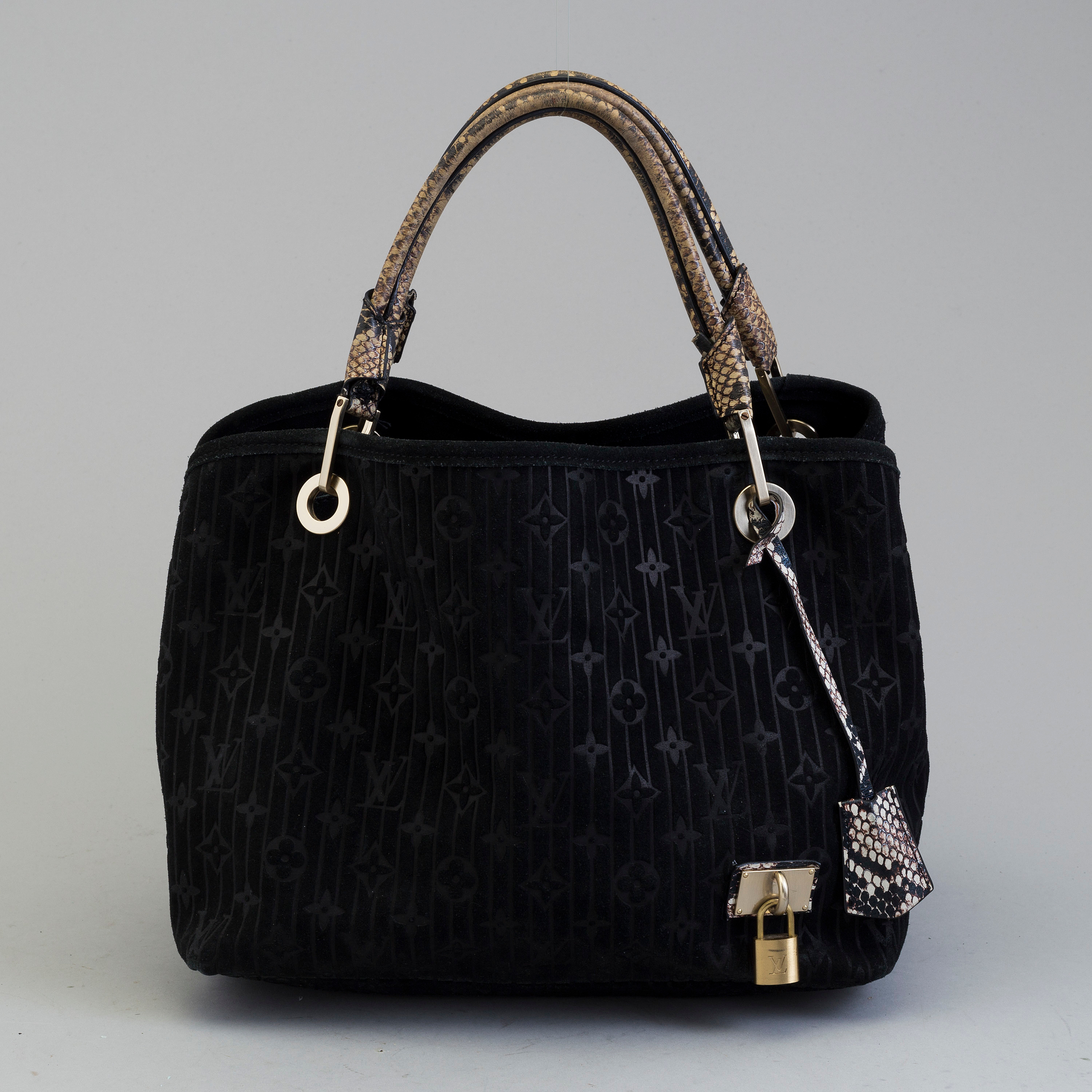 LOUIS VUITTON, Paris Souple Whisper Collection Automne-Hiver 2008 Handbag.  - Bukowskis