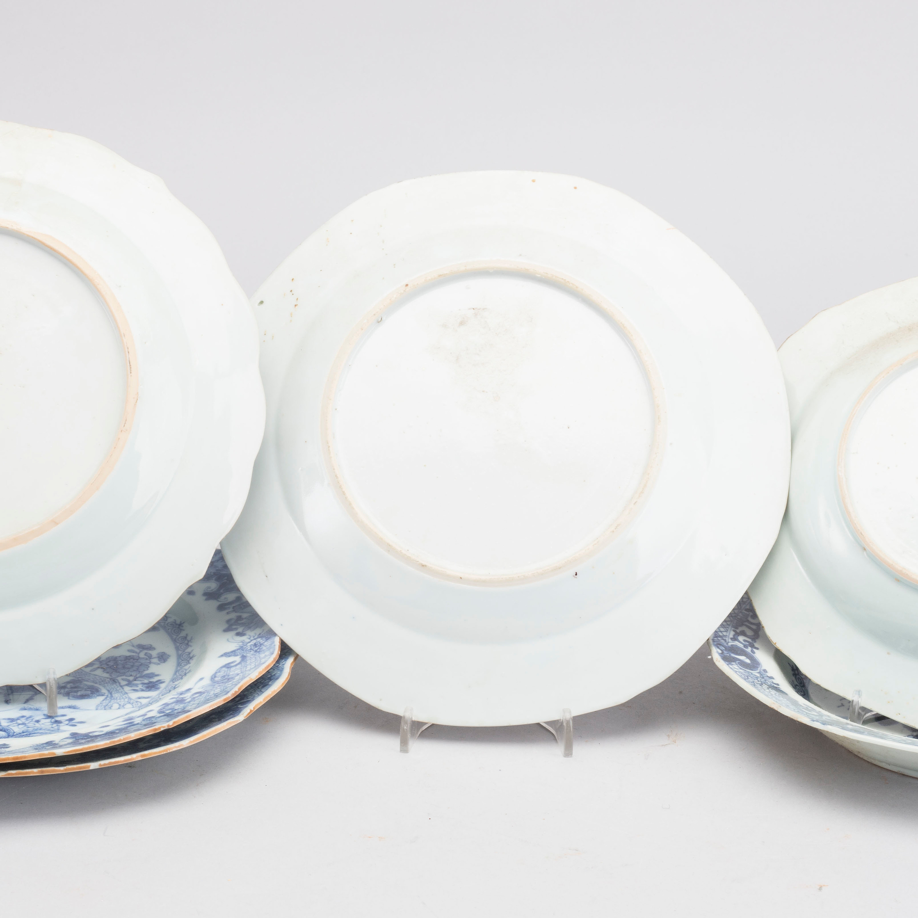 TALLRIKAR 3+1 samt DJUPA 2 st Kina Qianlong (1736-95) porslin. - Bukowskis