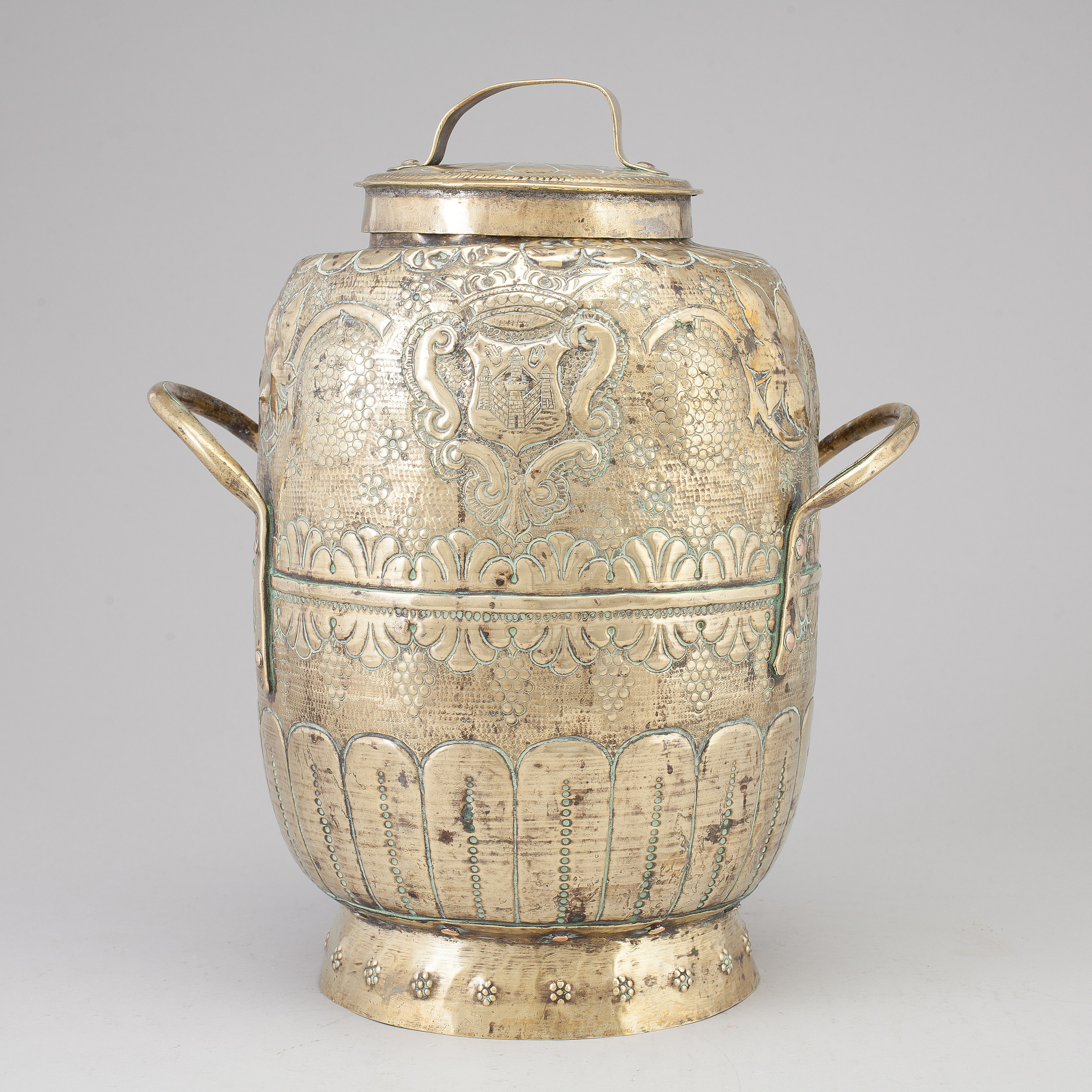 A BRASS JAR AND COVER, 18th century. Bukowskis